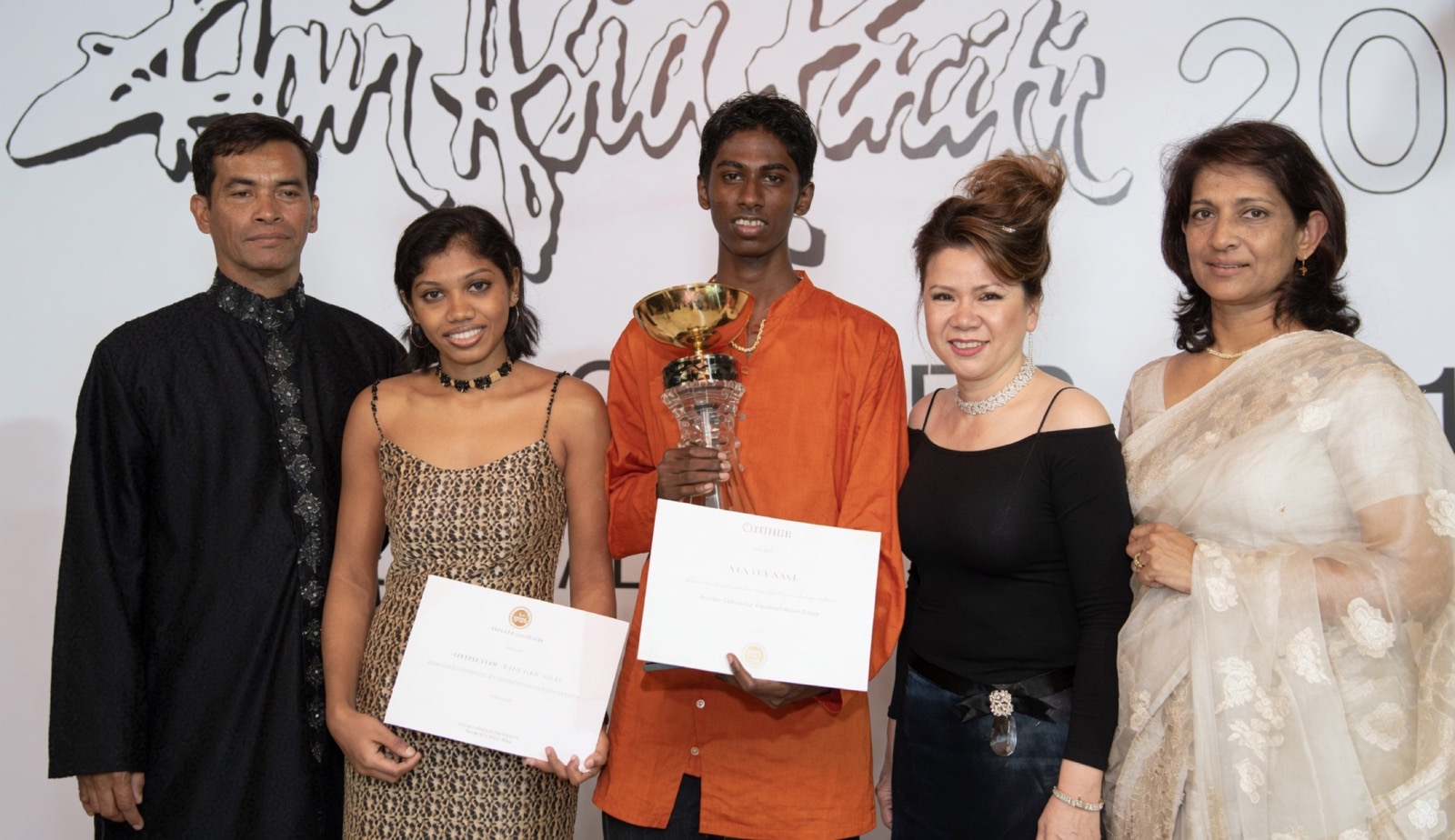 Nayana Karunaratne with competition winners and international beauty professionals